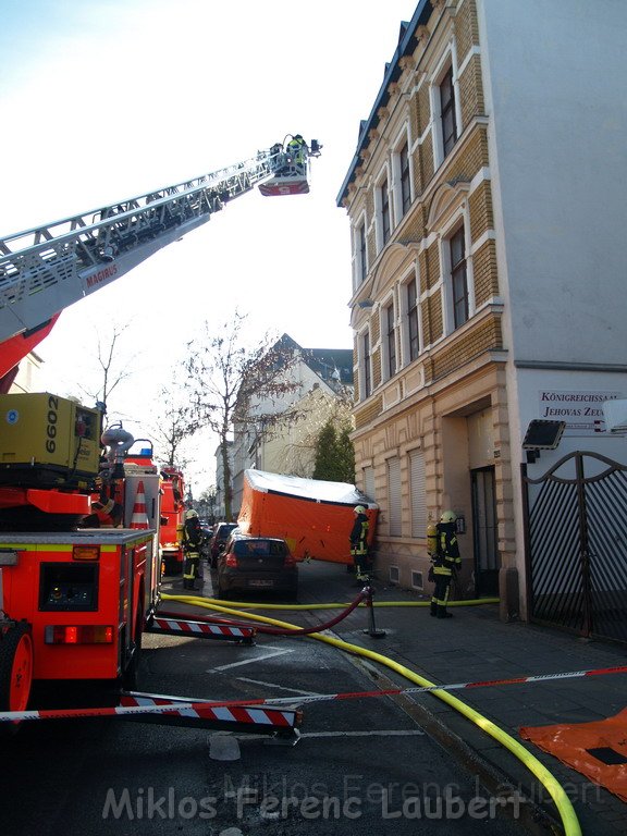 Einsatz Feuerwehr SEK Polizei Koeln Nippes Merheimerstr P004.JPG